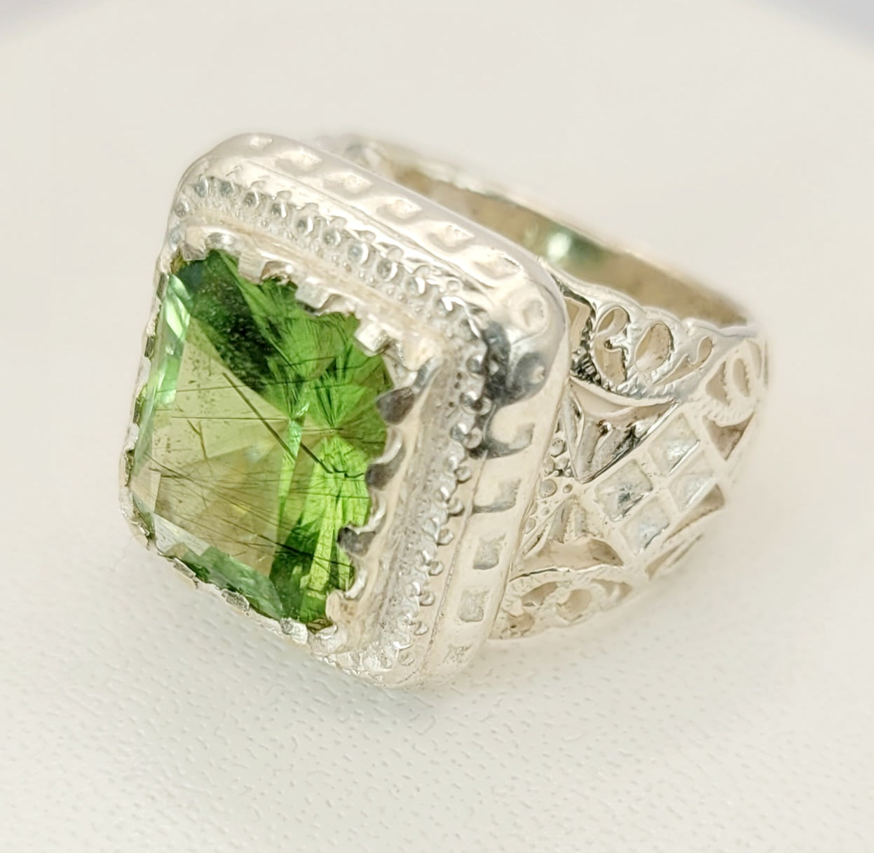 Silberring mit natürlichem Peridot