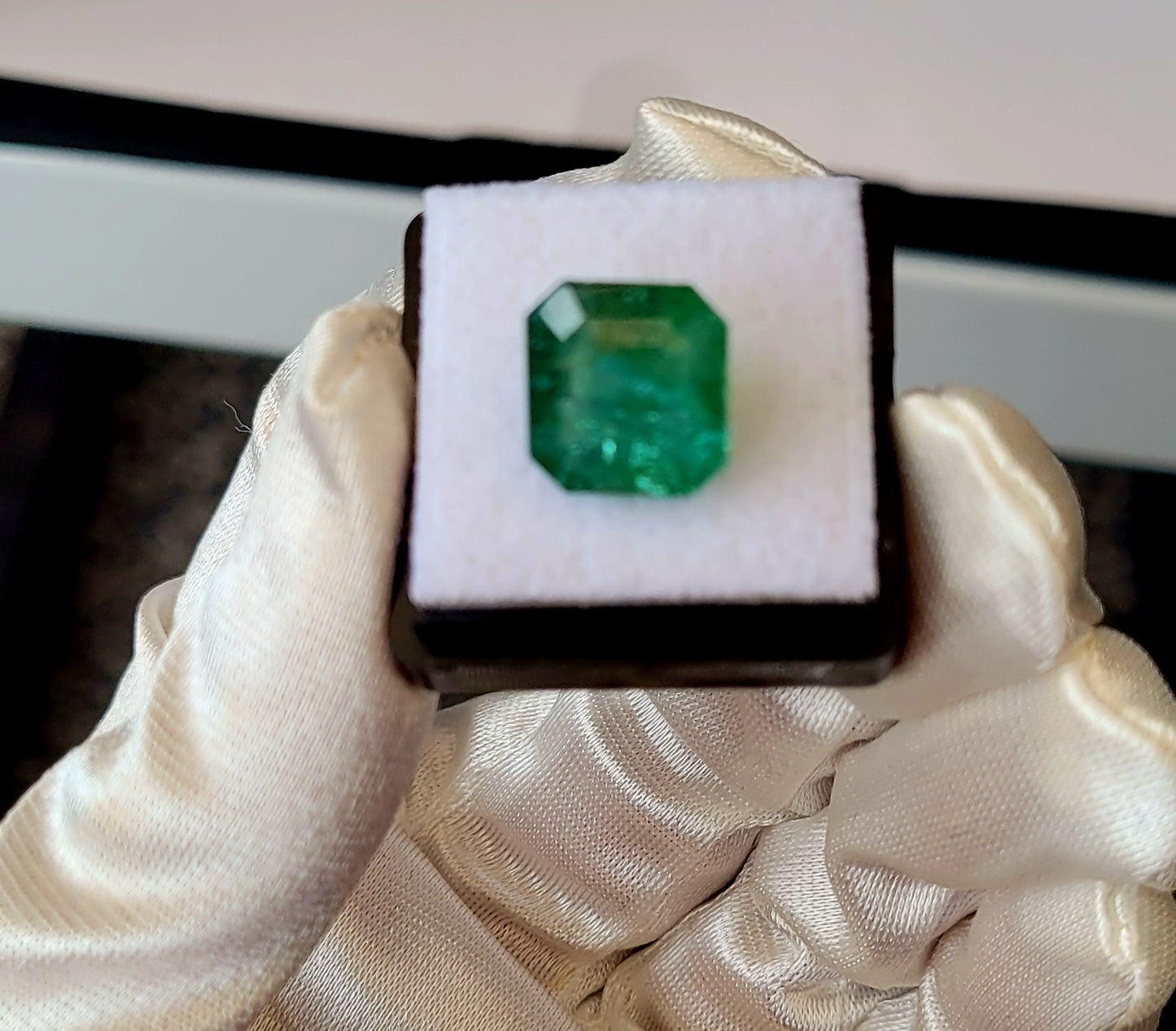 Beautiful Natural Sawat Emerald 7 carat