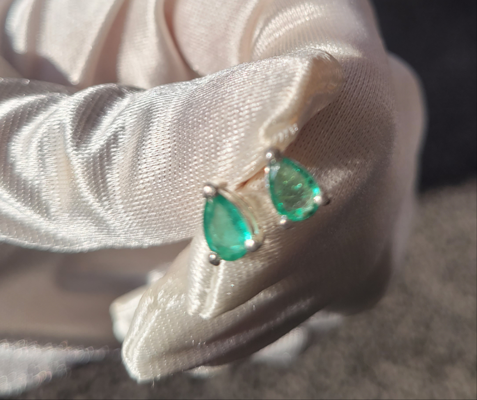 Beautiful Emerald 2 carat natural pear shaped ear studs