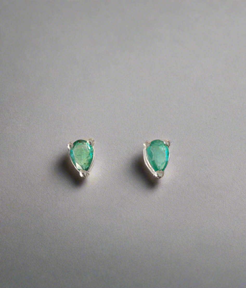 Beautiful Emerald 2 carat natural pear shaped ear studs