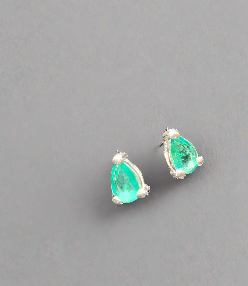 Beautiful Emerald 2 carat natural pear shaped ear studs