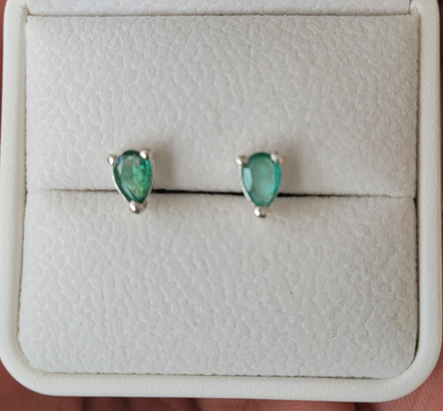 Beautiful Emerald 2 carat natural pear shaped ear studs