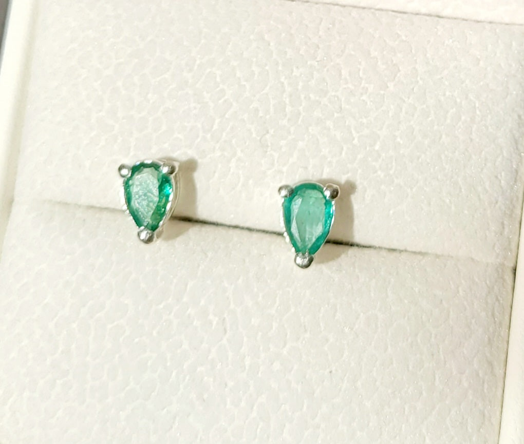 Beautiful Emerald 2 carat natural pear shaped ear studs