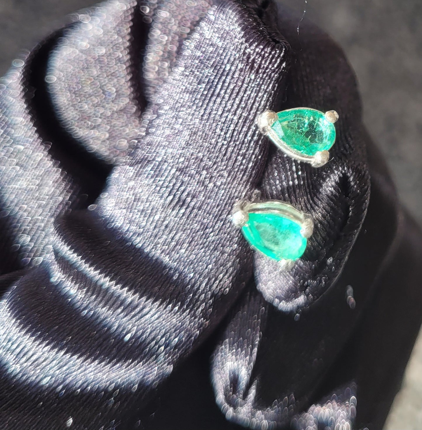 Beautiful Emerald 2 carat natural pear shaped ear studs