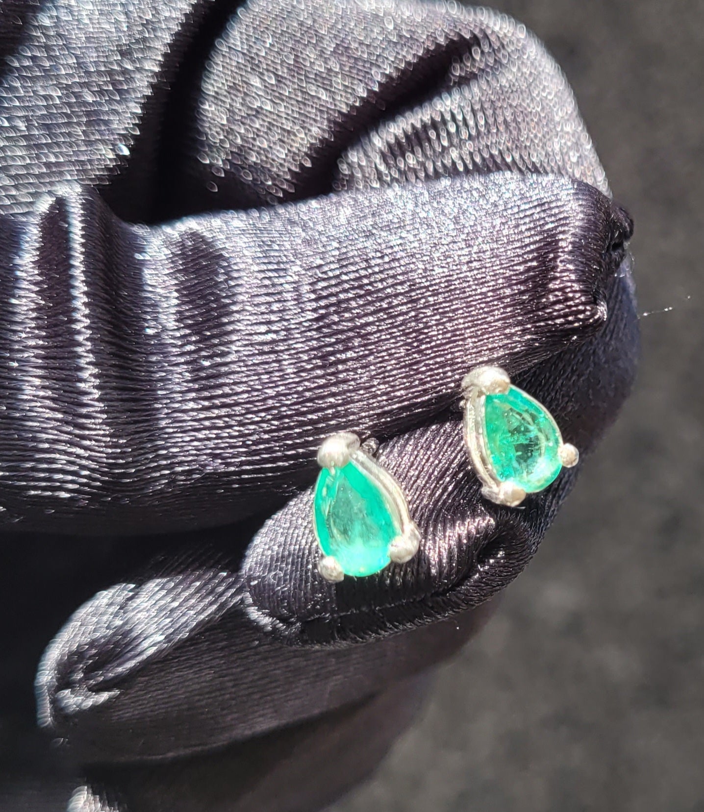 Beautiful Emerald 2 carat natural pear shaped ear studs