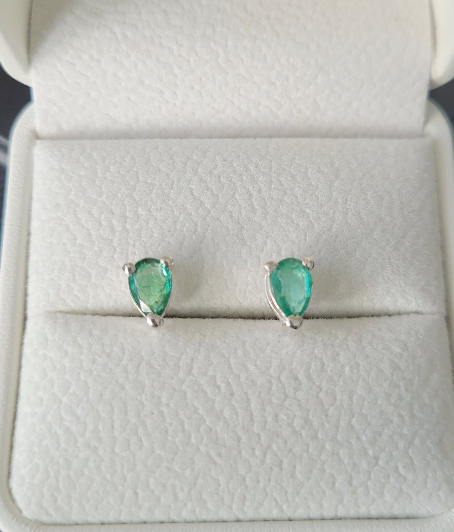 Beautiful Emerald 2 carat natural pear shaped ear studs