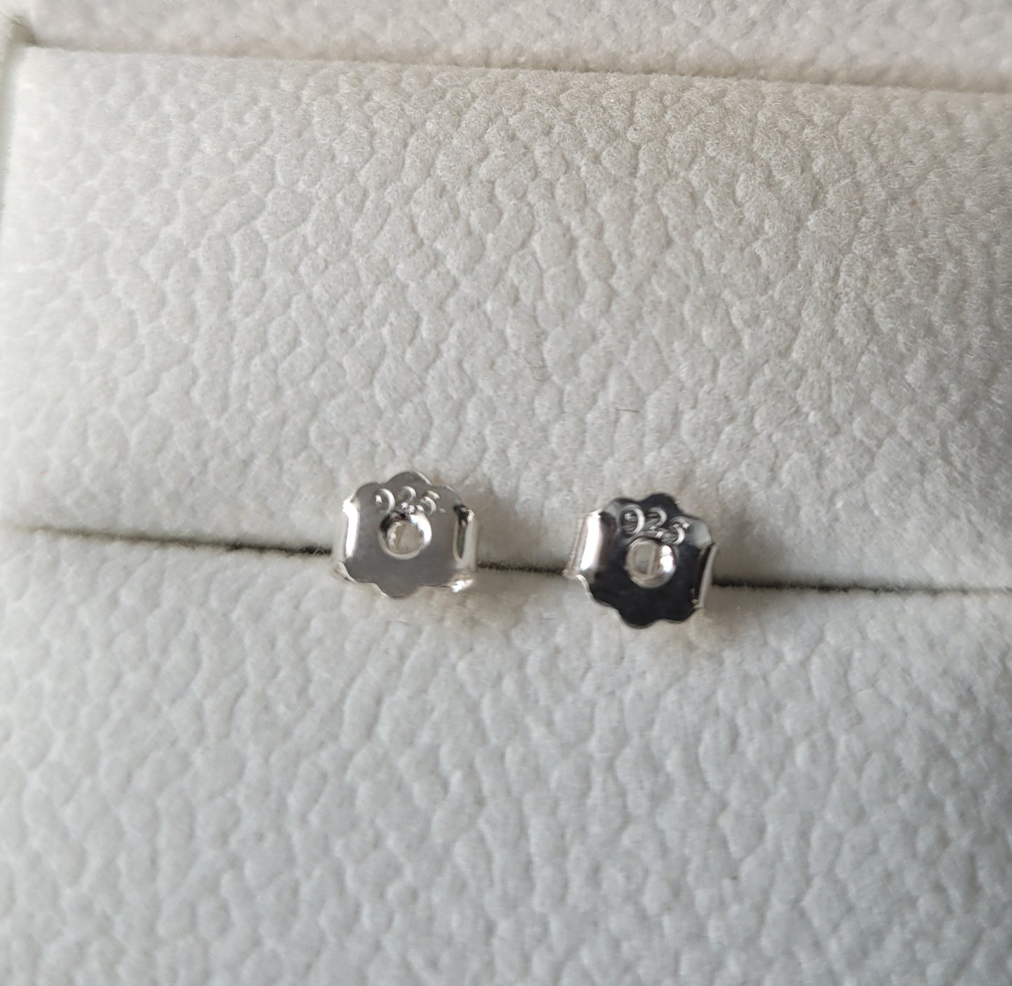 Beautiful Emerald 2 carat natural pear shaped ear studs